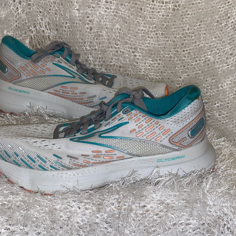 Brooks Glycerin 20 Women's
Oyster/Latigo Bay/Coral size 7.5 - Picture 6 of 10